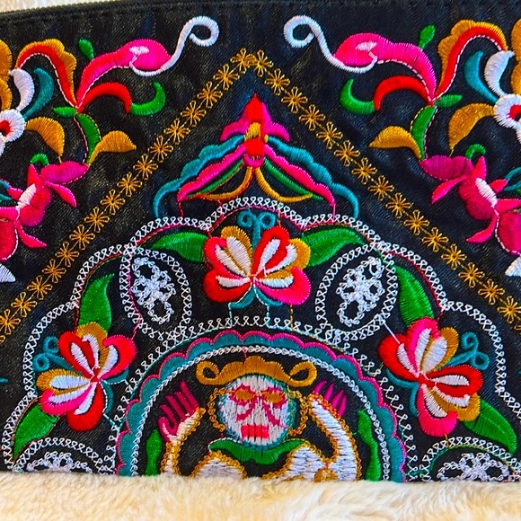 NWT embroidered clutch/wristlet - Picture 5 of 12